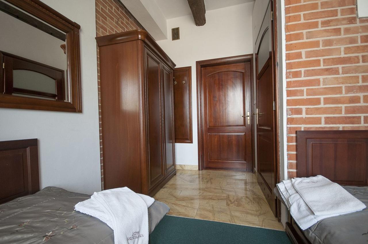 Hotel Restauracja Pod Parowozem Островець-Свентокшиський Екстер'єр фото