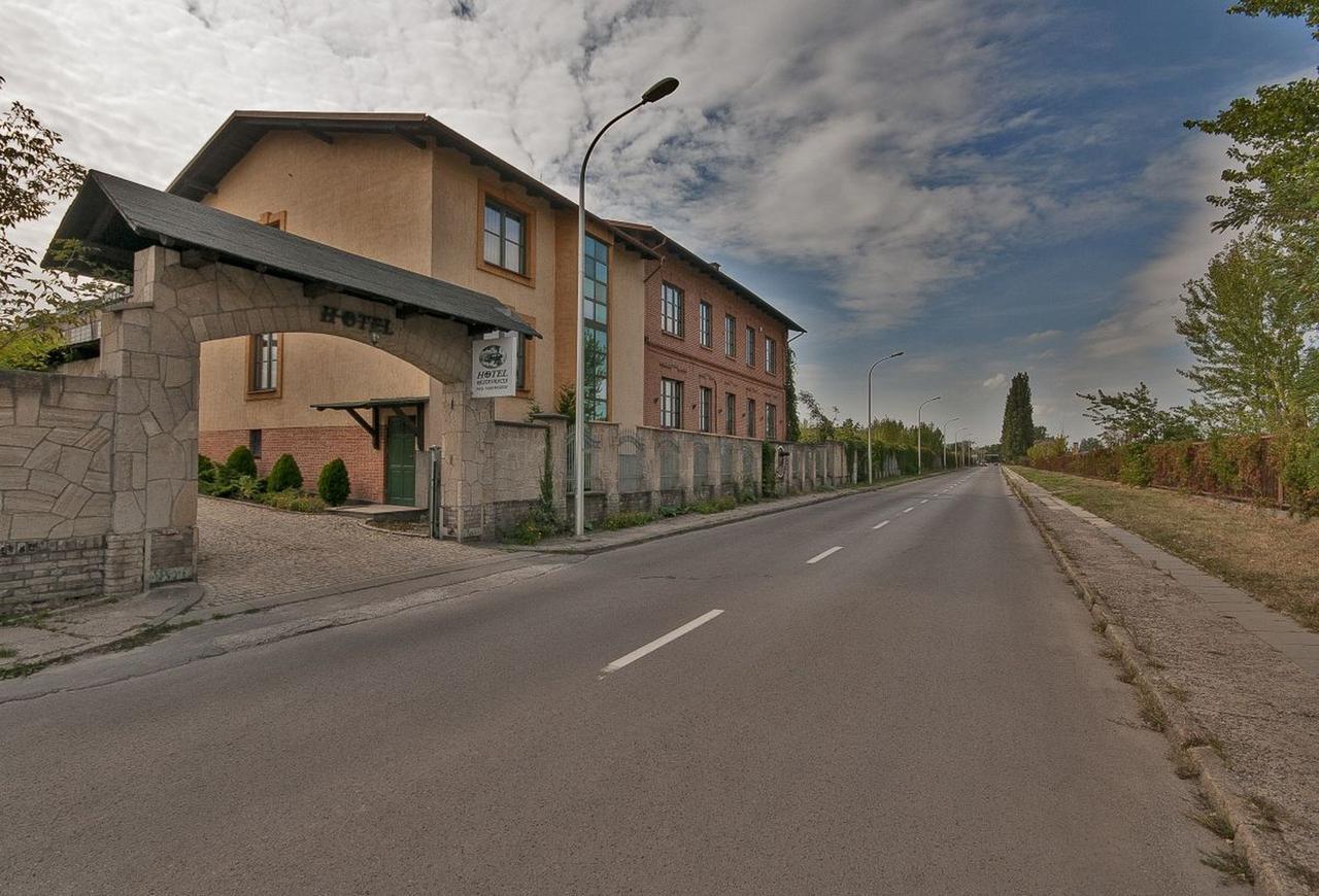 Hotel Restauracja Pod Parowozem Островець-Свентокшиський Екстер'єр фото
