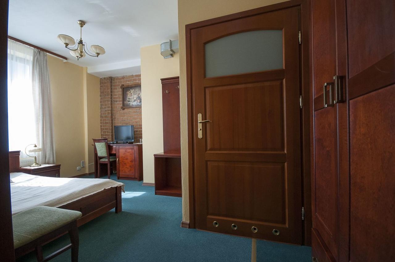 Hotel Restauracja Pod Parowozem Островець-Свентокшиський Екстер'єр фото